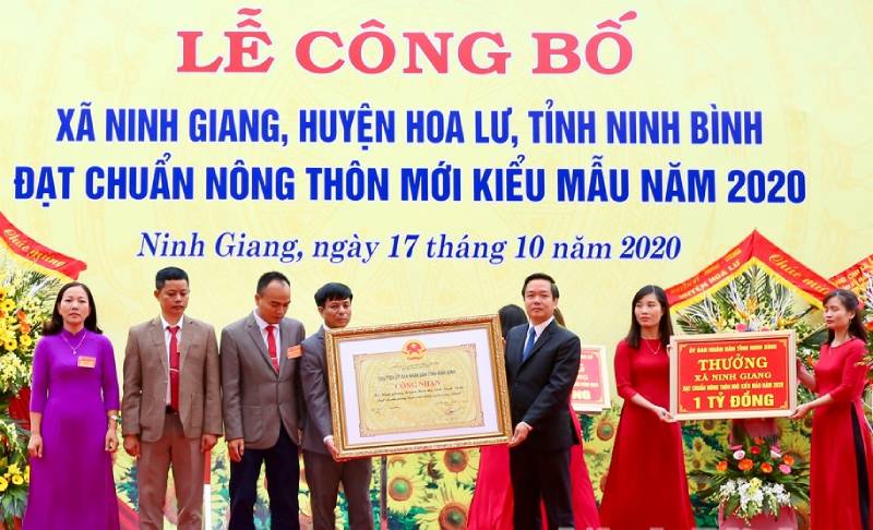 Ninh Giang đón bằng công nhận xã đạt chuẩn nông thôn mới kiểu mẫu