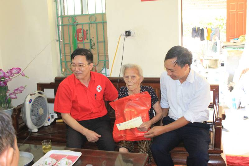 Hội Chữ thập đỏ Tỉnh và huyện Hoa Lư thăm và tặng quà cho 4 Mẹ Việt Nam Anh hùng