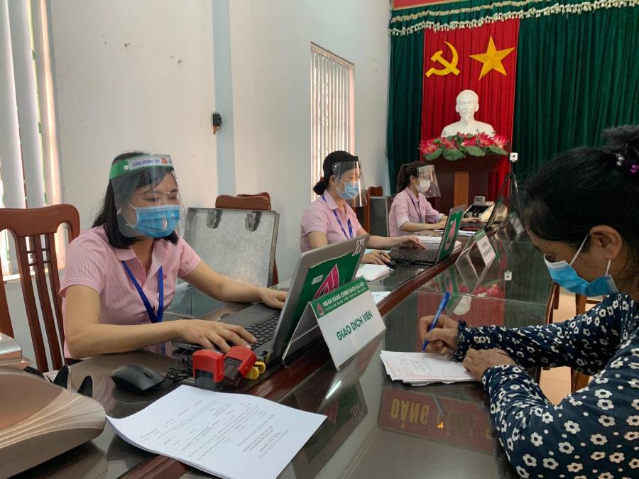 Ngân hàng Chính sách xã hội Huyện Hoa Lư chấp hành nghiêm túc các biện pháp phòng chống dịch COVID-19 trong giao dịch tại UBND các xã, thị trấn.