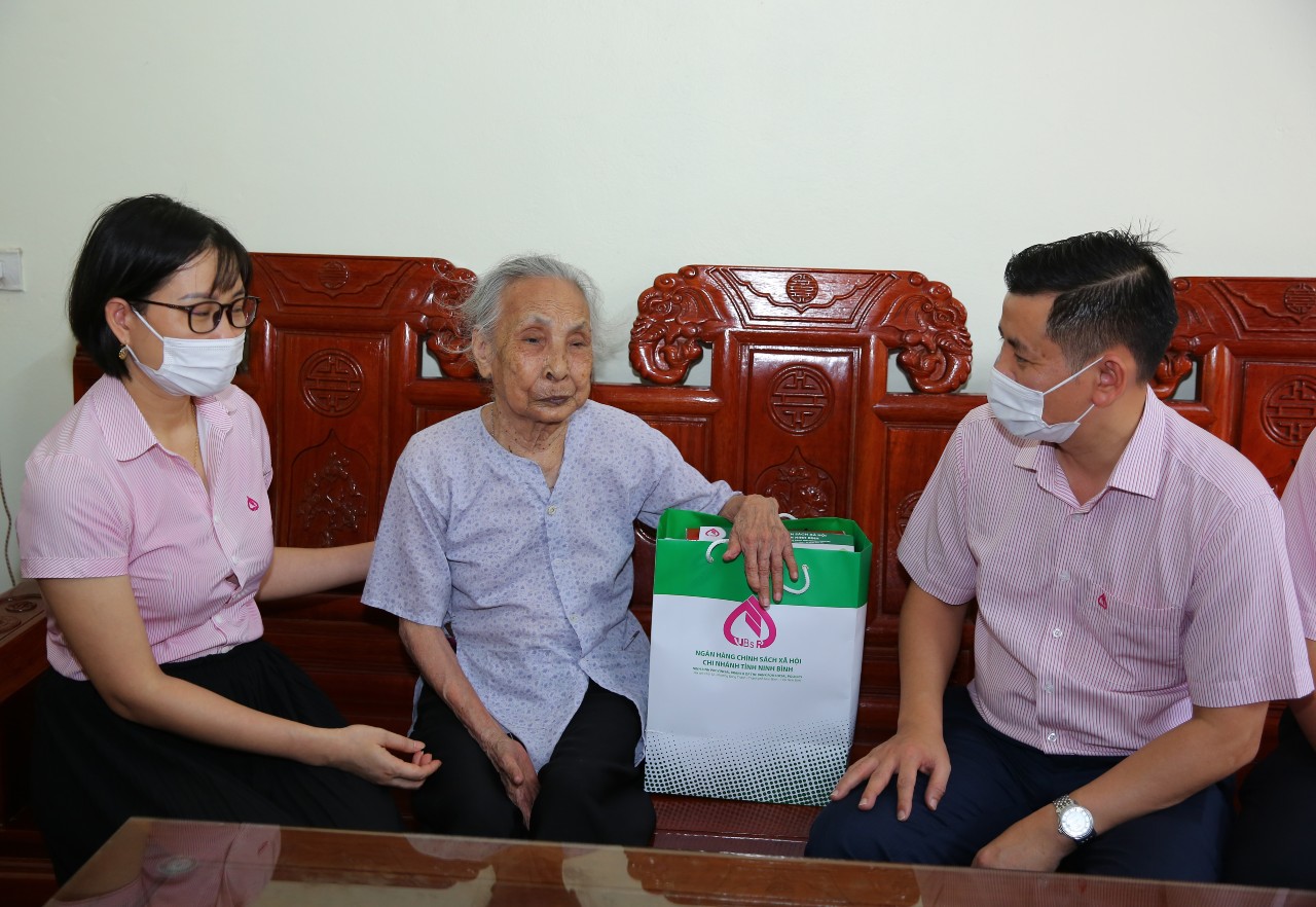 Ngân hàng CSXH Ninh Bình thăm tặng quà Mẹ Việt Nam anh hùng
