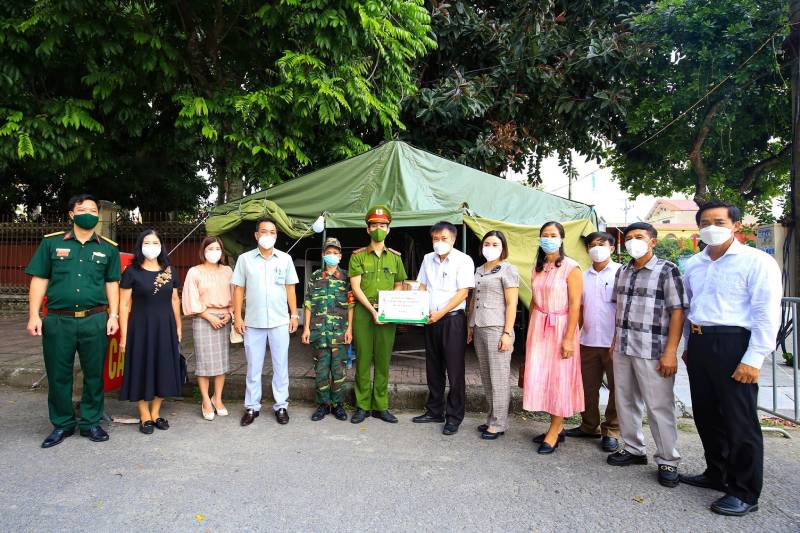 Hiệp Hội Doanh nghiệp huyện thăm, tặng quà, động viên các lực lượng tuyến đầu chống dịch