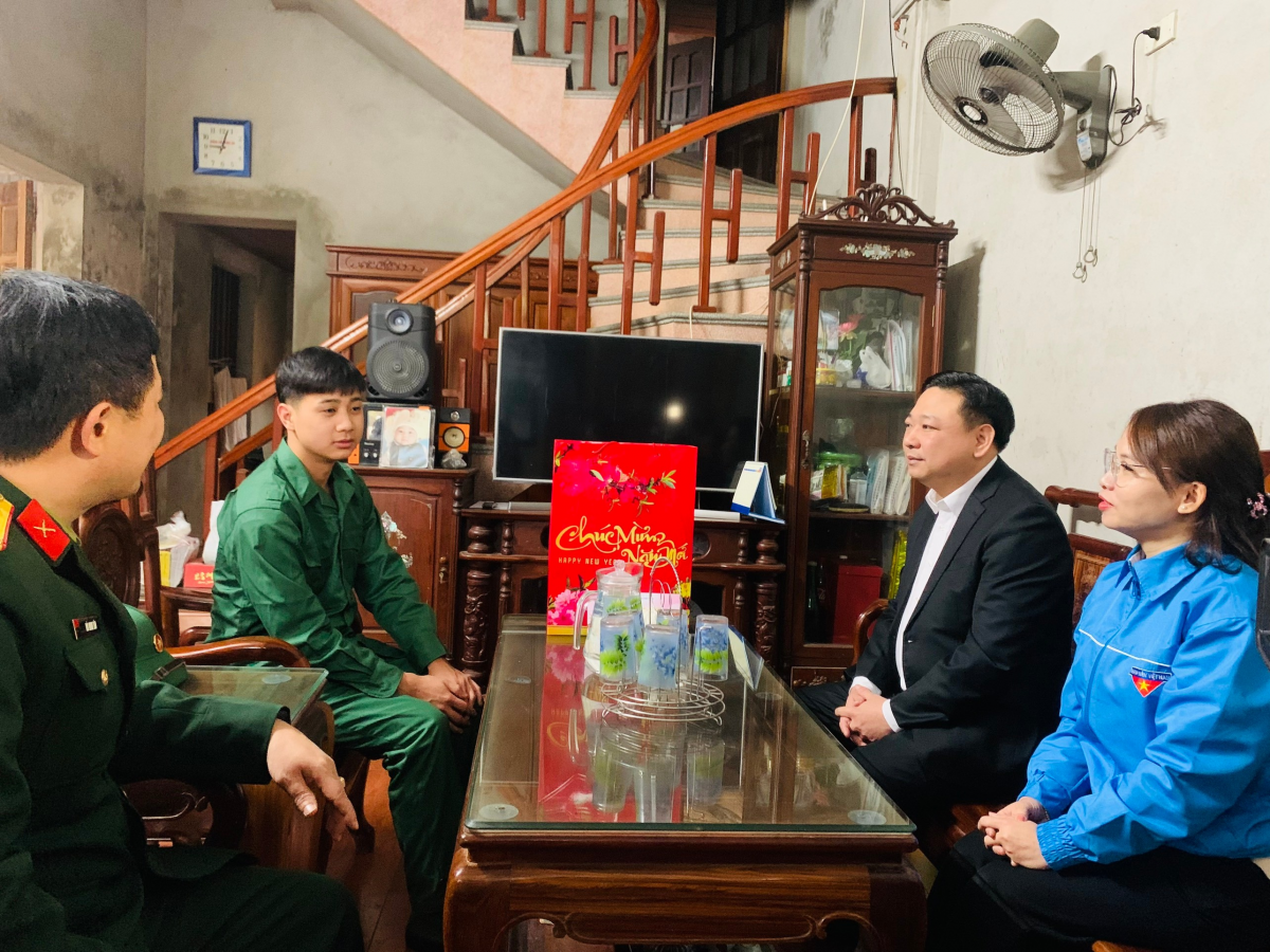 Lãnh đạo huyện Hoa Lư, BCH Quân sự huyện tổ chức đi thăm, tặng quà các thanh niên viết đơn tình nguyện tham gia NVQS năm 2024 có hoàn cảnh khó khăn.
