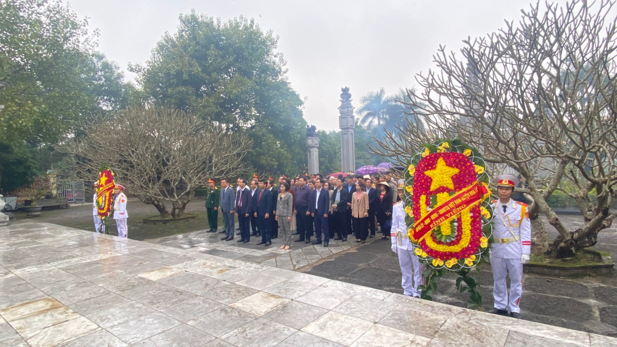 Huyện uỷ, HĐND, UBND, UBMTTQ  huyện Hoa Lư tổ chức Lễ dâng hương nhân dịp Tết Nguyên đán Giáp Thìn 2024
