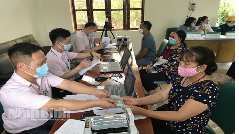 Ngày 28/4, Ngân hàng Chính sách xã hội chi nhánh tỉnh Ninh Bình đã triển khai giải ngân những khoản vay đầu tiên trong gói cho vay phục hồi và phát triển kinh tế - xã hội theo Nghị quyết số 11/NQ-CP ngày 30/01/2022 của Chính phủ.
