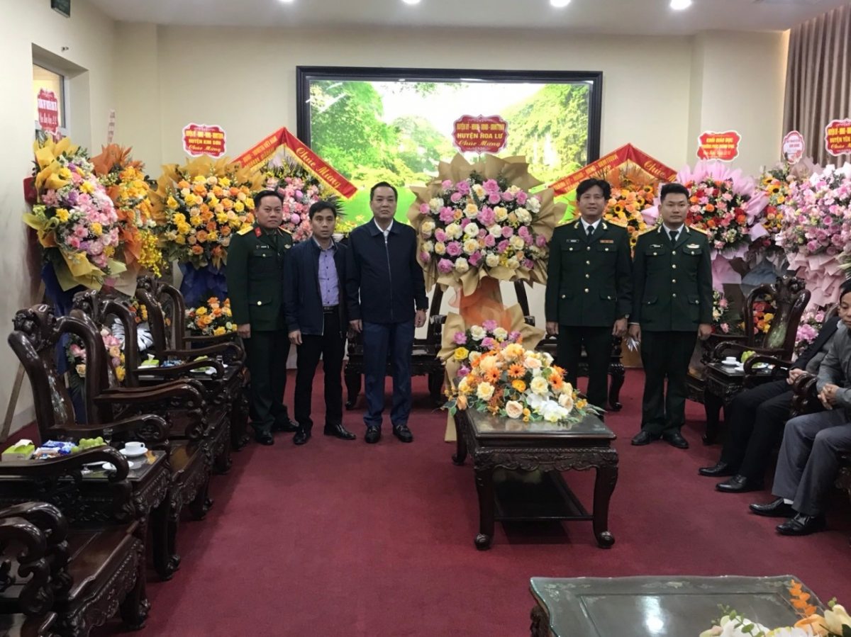 Các đồng chí lãnh đạo huyện Hoa Lư thăm chúc mừng các đơn vị quân đội nhân kỷ niệm 79 năm ngày thành lập Quân đội Nhân dân Việt Nam.