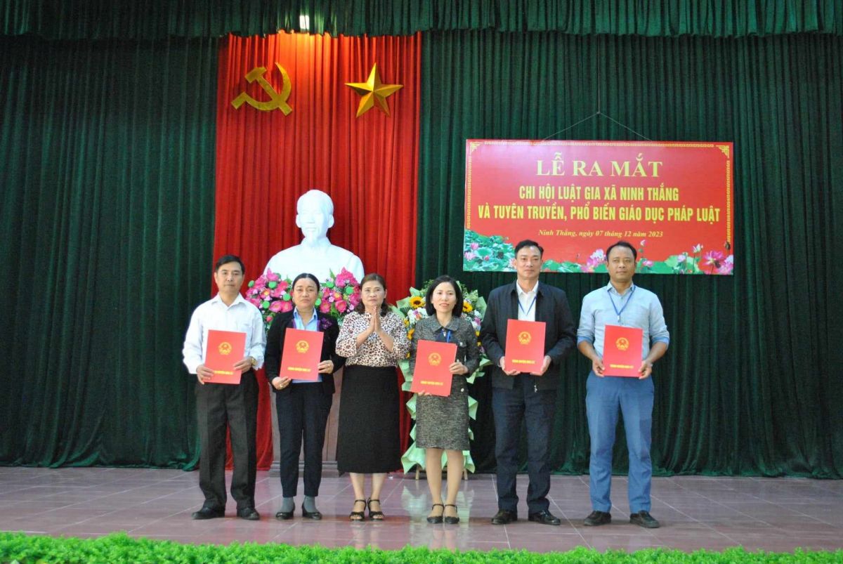 Ra mắt Chi hội Luật gia xã Ninh Thắng, huyện Hoa Lư