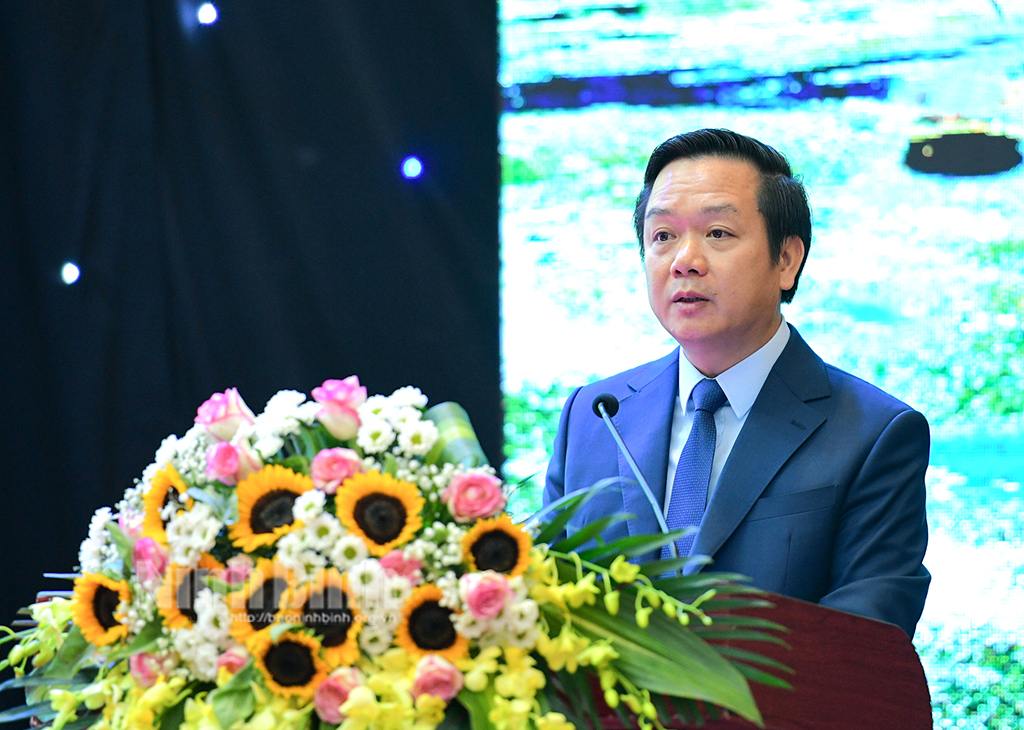 Báo cáo trung tâm "Định dạng bản sắc Ninh Bình gắn với xây dựng thương hiệu địa phương" do đồng chí Chủ tịch UBND tỉnh trình bày