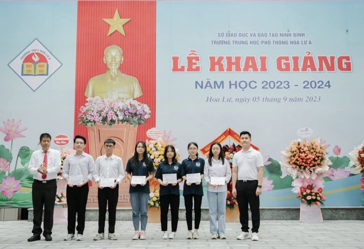 Trường THPT Hoa Lư A trao học bổng cho học sinh nhân dịp khai giảng năm học mới