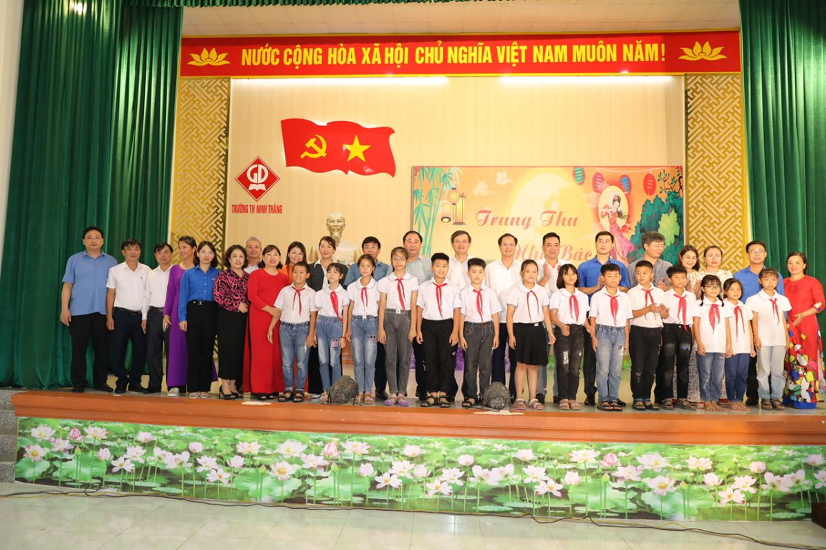Các đồng chí lãnh đạo tỉnh, lãnh đạo huyện thăm, tặng quà Tết Trung thu tại xã Ninh Thắng