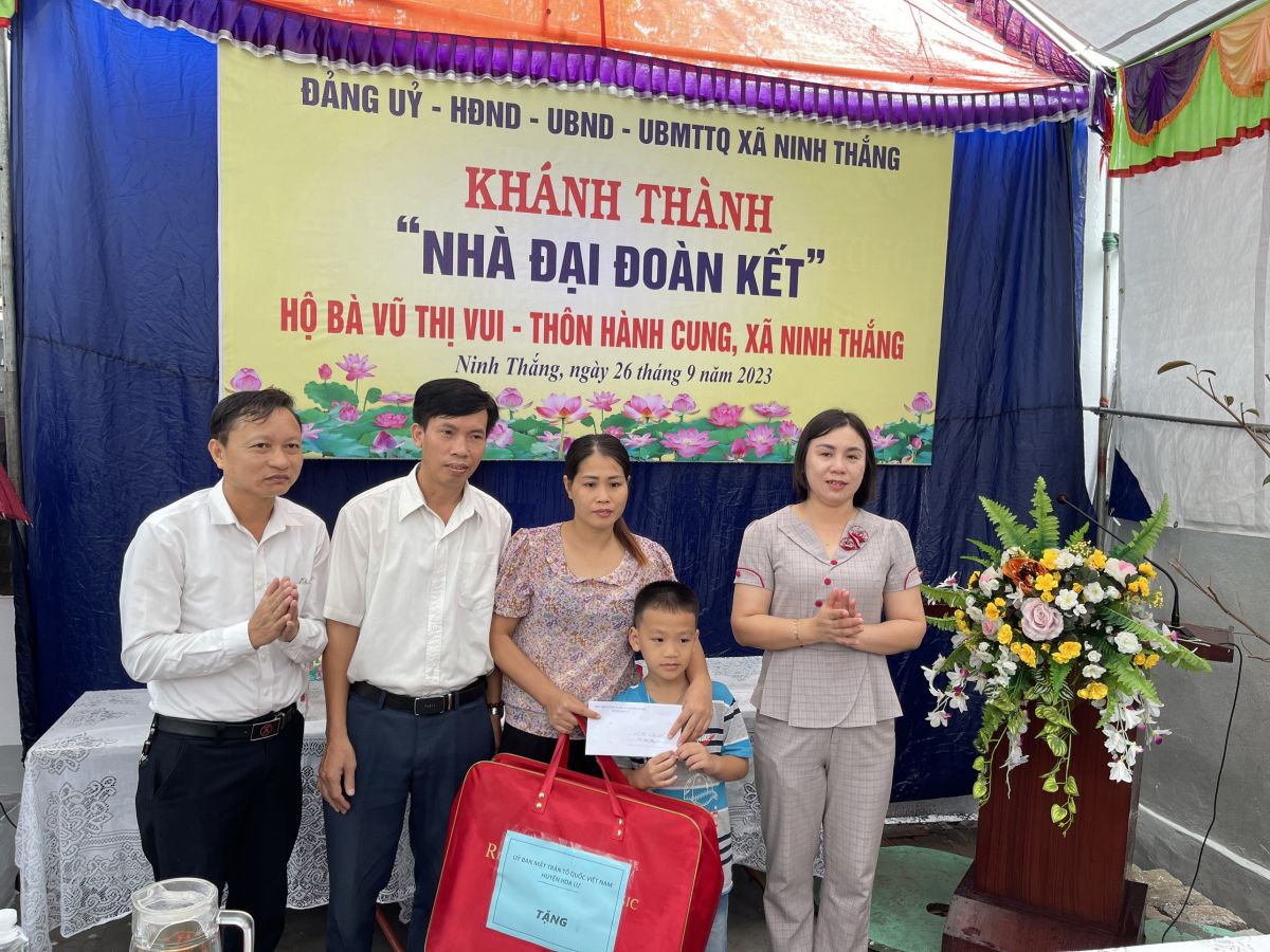 Khánh thành nhà Đại đoàn kết cho gia đình bà Vũ Thị Vui thôn Hành Cung xã Ninh Thắng