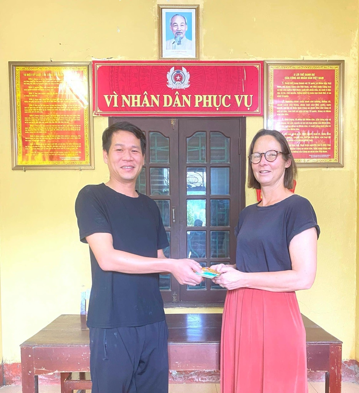 Công dân xã Ninh Hải nhặt được tài sản trả lại cho du khách