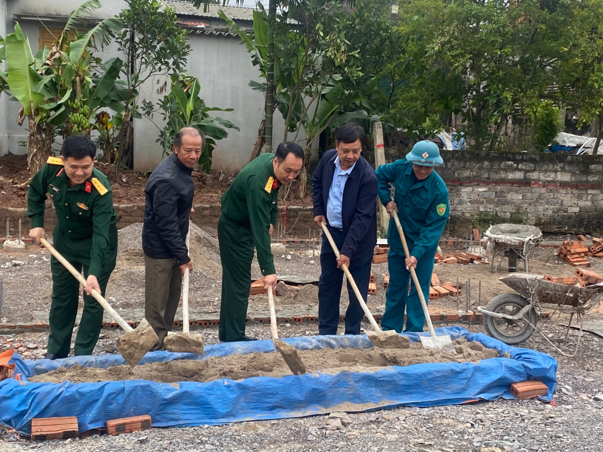 Khởi công xây dựng nhà tình nghĩa cho ông Trịnh Xuân Dưỡng thôn Kim Phú xã Ninh Khang