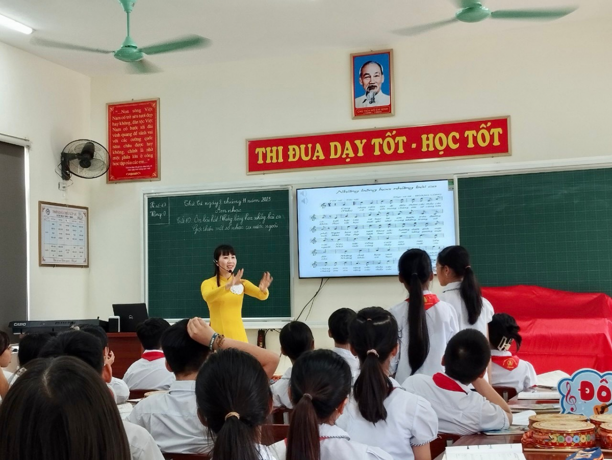 Nhà giáo Hoàng Thị Lan Trường tiểu học xã Ninh Xuân truyền cảm hứng cho học sinh bằng niềm đam mê âm nhạc