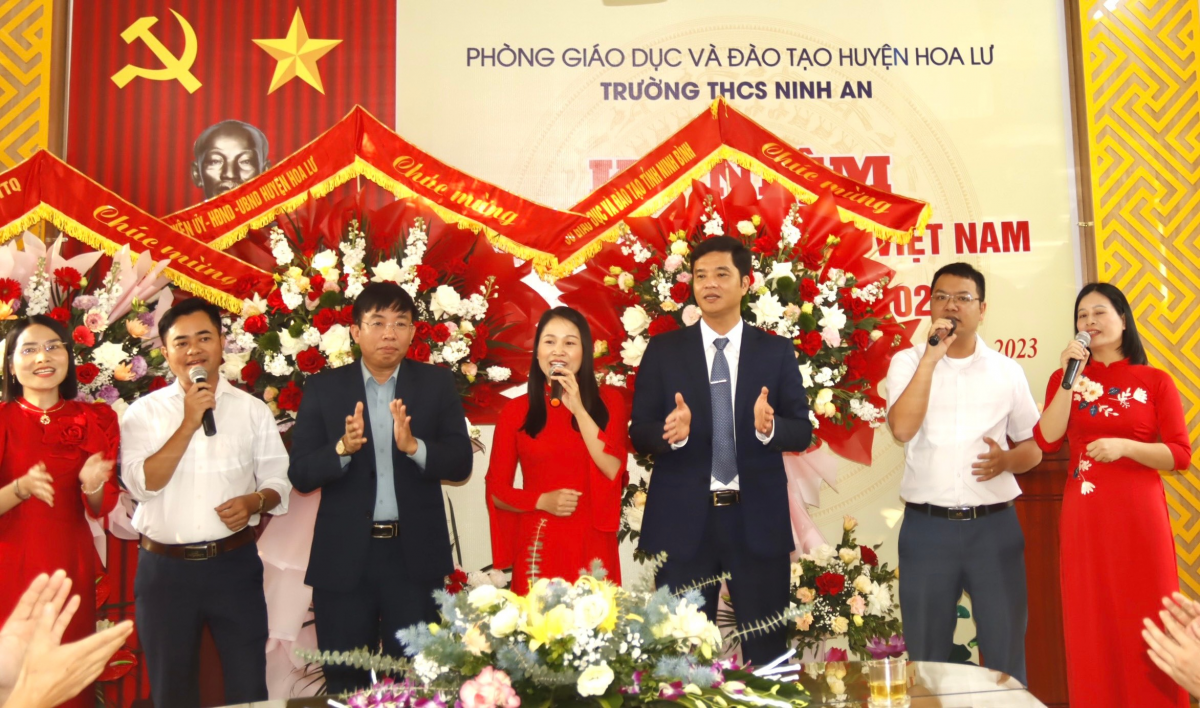 Các đồng chí lãnh đạo Sở Giáo dục và Đào tạo Ninh Bình, lãnh đạo huyện Hoa Lư đến thăm, tặng quà thầy cô giáo trường THCS Ninh An nhân dịp Ngày Nhà giáo Việt Nam 20-11