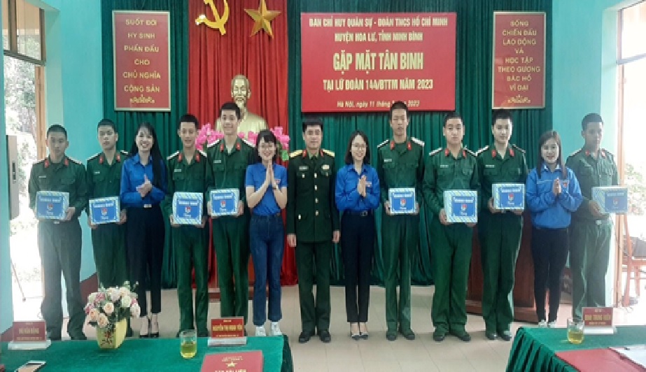 Hoa Lư: Thăm, tặng quà động viên chiến sĩ mới nhập ngũ năm 2023