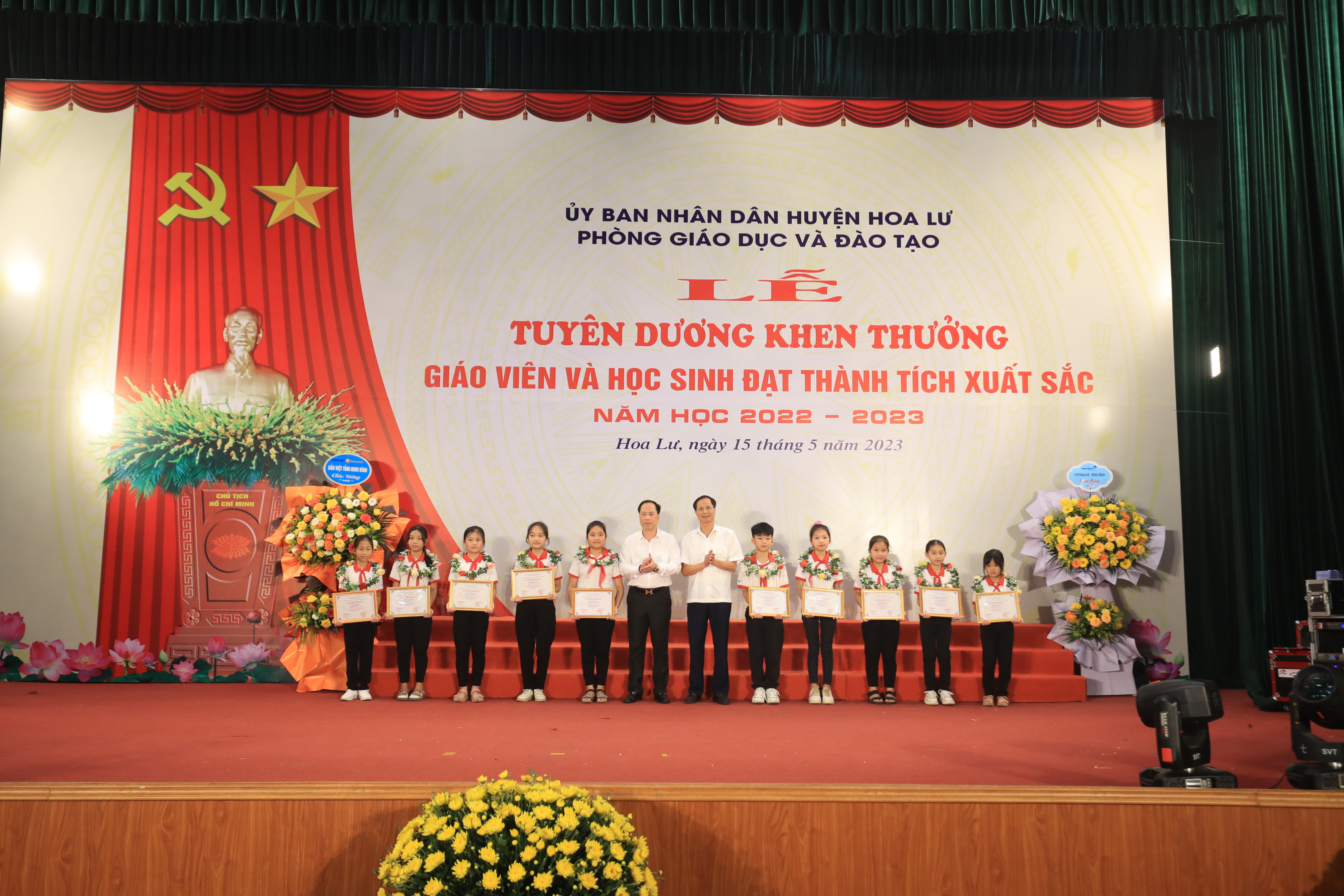Hoa Lư tuyên dương khen thưởng giáo viên, học sinh đạt thành tích xuất sắc năm học 2022-2023