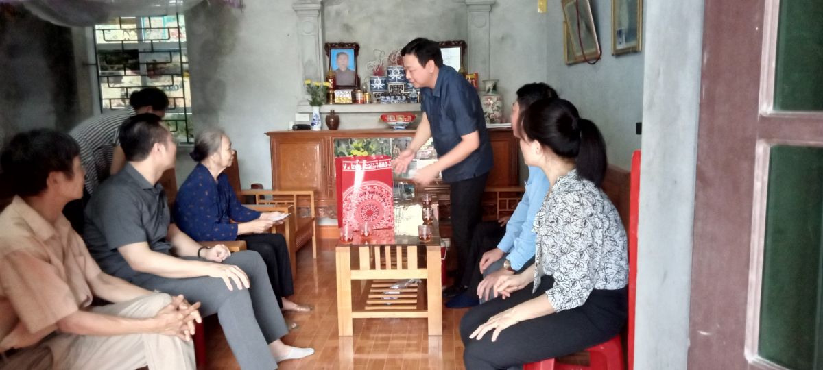 Đồng chí Phó Chủ tịch UBND huyện thăm, tặng quà gia đình chính sách tại xã Ninh Xuân và xã Ninh Hoà