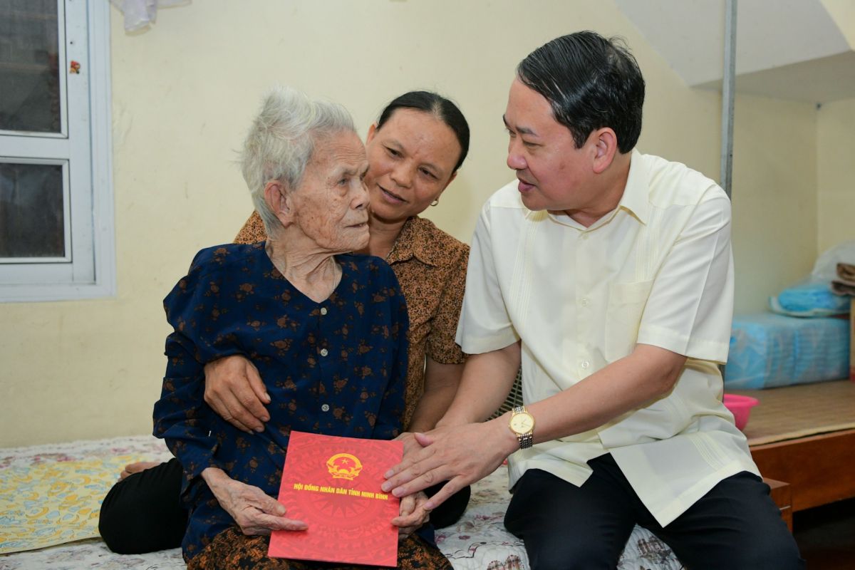 Đồng chí Phó bí thư Thường trực Tỉnh uỷ, thăm tặng quà mẹ Việt Nam anh hùng Nguyễn Thị Sài