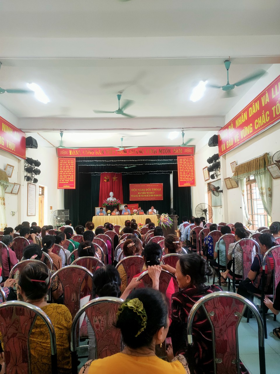 Hội nghị đối thoại giữa Thường trực Đảng ủy xã Ninh An với cán bộ,  hội viên phụ nữ trên địa bàn xã