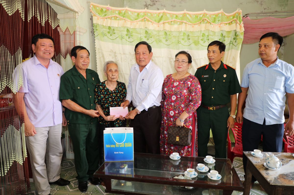 Thăm, tặng quà mẹ Việt Nam anh hùng và gia đình chính sách trên địa bàn huyện Hoa Lư