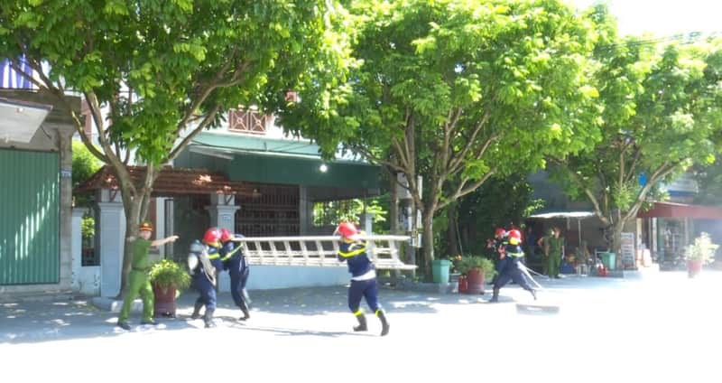 Thị trấn Thiên Tôn tổ chức diễn tập phương án chữa cháy và cứu nạn, cứu hộ khu dân cư và “tổ liên gia an toàn về PCCC” năm 2023