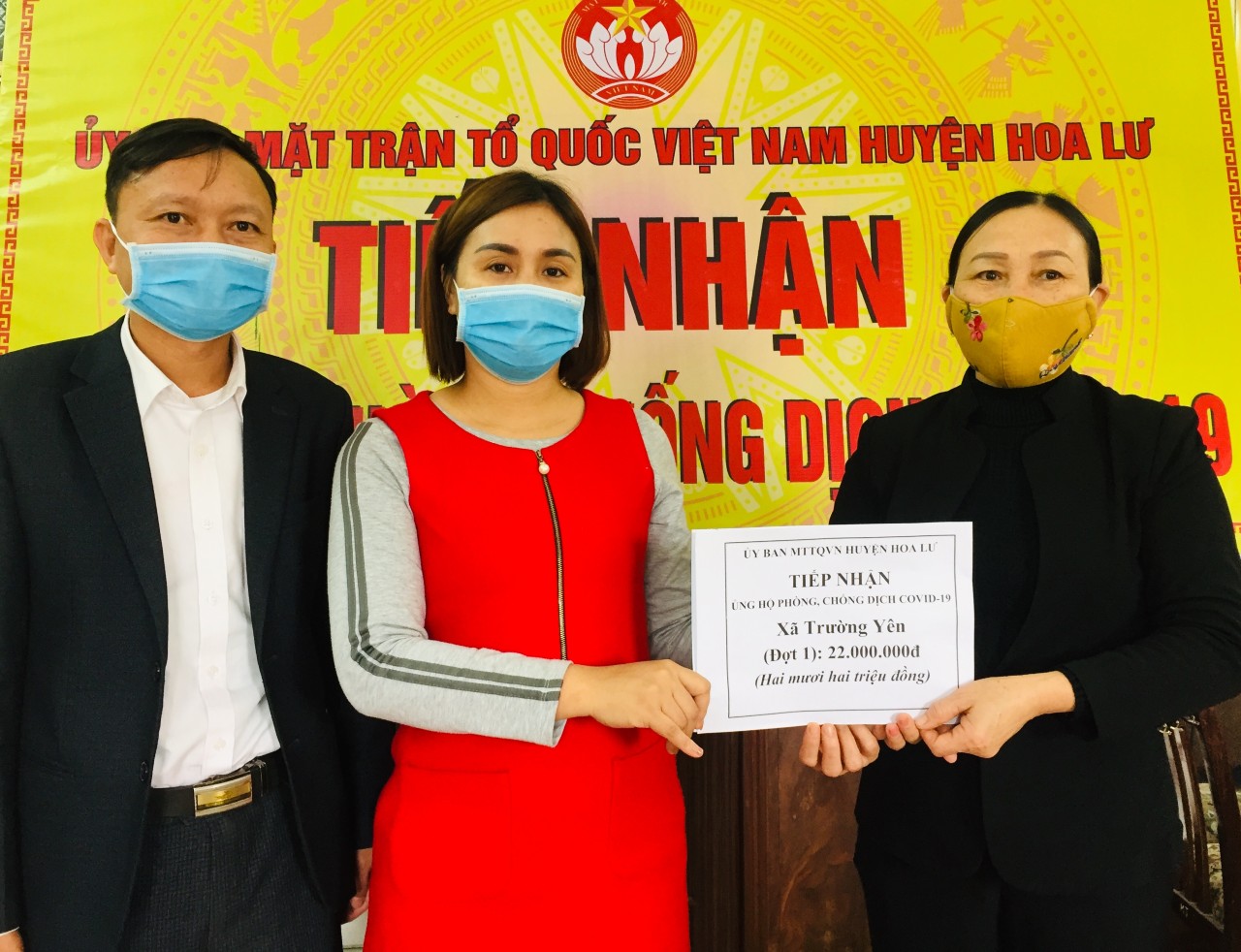  Ủy Ban MTTQ Việt Nam huyện Hoa Lư tiếp nhận tiền, quà ủng hộ vào “Quỹ phòng, chống dịch Covid-19”