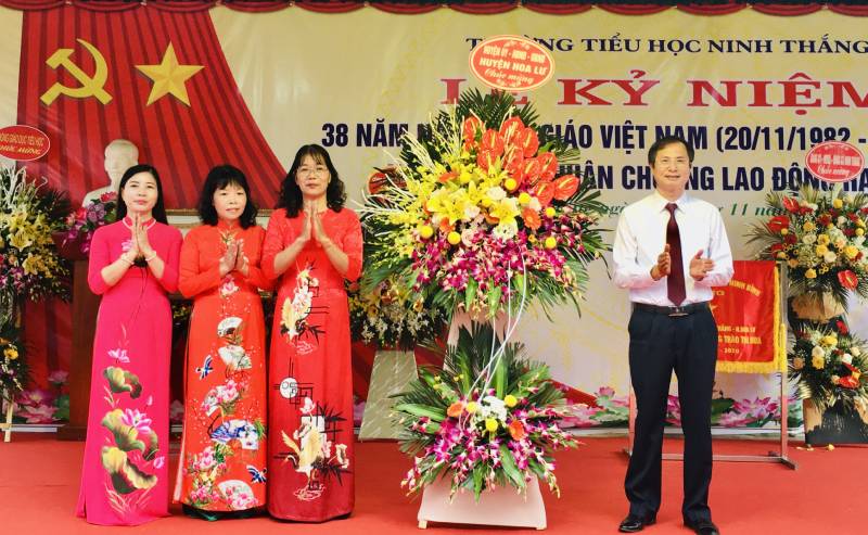 Trường Tiểu học Ninh Thắng tổ chức Lễ kỷ niệm 38 năm ngày Nhà giáo Việt Nam và Đón nhận Huân chương Lao động hạng Ba