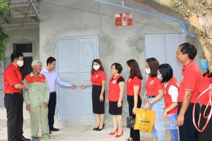 Khánh thành bàn giao nhà Chữ thập đỏ cho hộ nghèo có hoàn cảnh đặc biệt khó khăn tại thôn Bãi Trữ, xã Ninh Giang