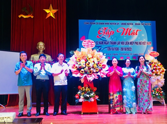 Công đoàn khối Huyện uỷ, UBND và khối đoàn thể huyện tổ chức gặp mặt kỷ niệm 92 năm ngày thành lập Hội liên hiệp Phụ nữ Việt Nam.